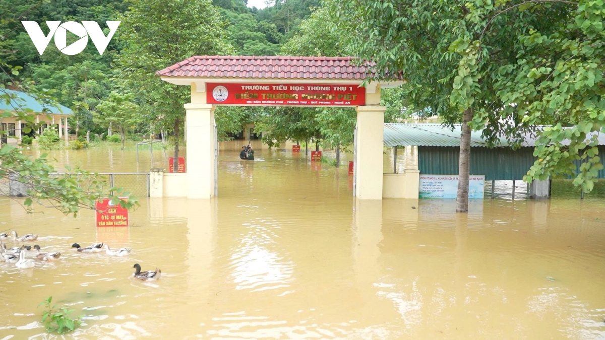 Hơn 945.000 học sinh Nghệ An nghỉ học tránh bão số 10